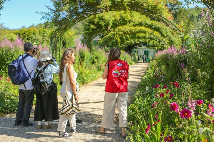 From Paris: Giverny Day Trip with Audio Guide or Live Guide - Audio guide or independent exploration?