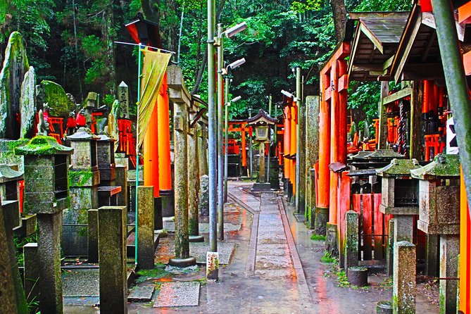 Fushimi Inari Shrine: Explore the 1,000 Torii Gates on an audio walking tour - The main hall and the idea of wabi-sabi