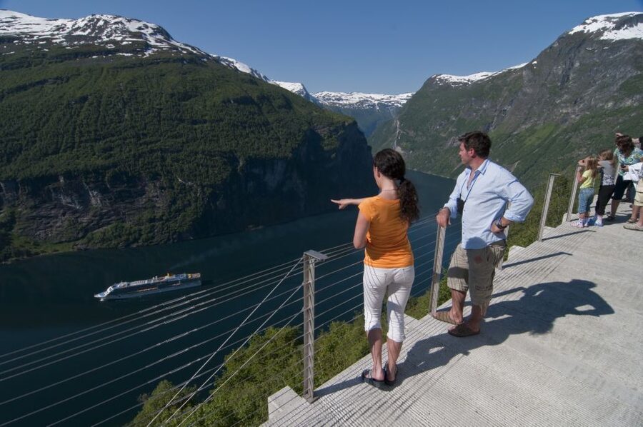Geiranger: Bus Tour with Multilingual Audio Guide - Why the high view matters in Geiranger