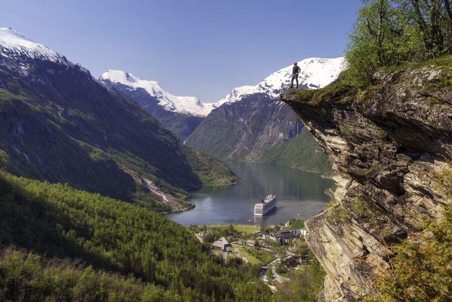 Geiranger: Bus Tour with Multilingual Audio Guide - Through Geiranger and up the Eagle Road