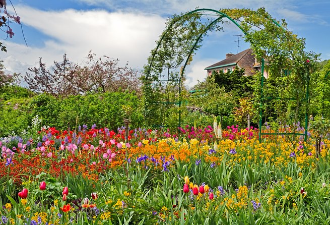 Giverny & Versailles Audio Guided Day Trip with Lunch from Paris - A Normandy lunch with a real pause in the day