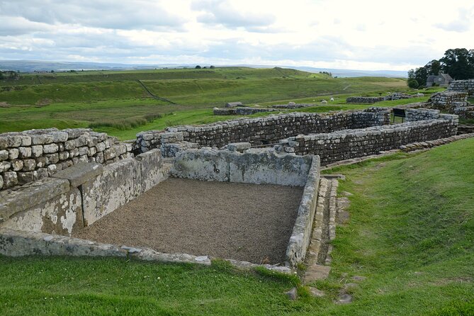 Hadrian's Wall: A Self-Guided Audio Tour along the Ruins - Why offline maps and audio matter here