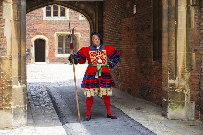 Hampton Court Palace & Garden Maze, Private Tour Admission with Audio Guides - What the Private Format Really Gives You