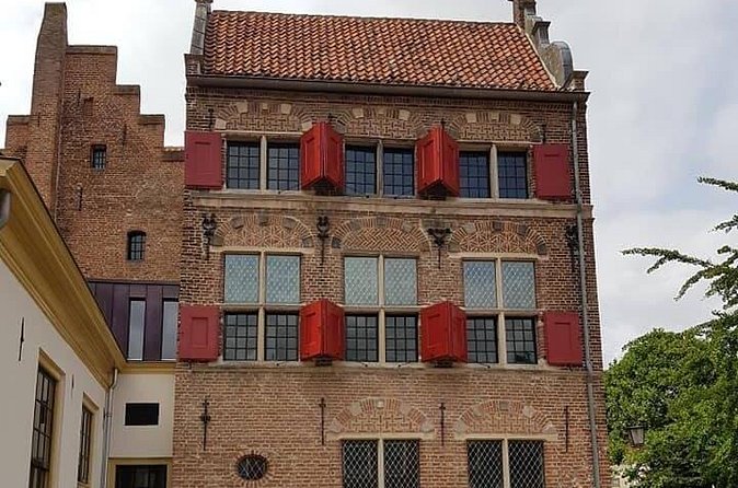 Hattem's Windmills, Bakeries and Ghosts: A Self-Guided Audio Tour - Hattem’s Town Hall and the main church