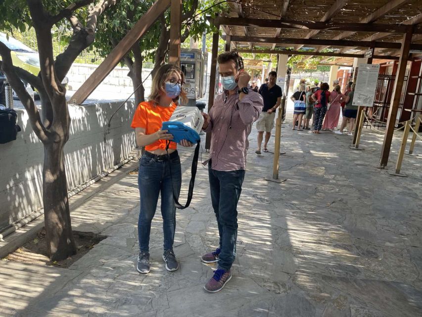 Heraklion: Palace of Knossos 3D Virtual Audio Tour by Tablet - Meeting the orange-shirted staff at the entrance