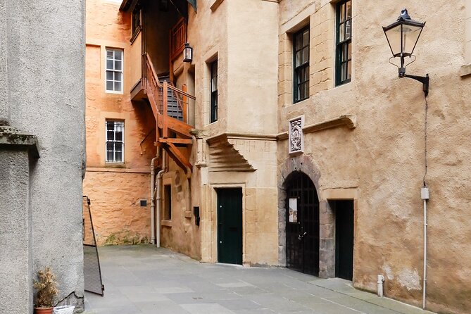 Highlights from Edinburgh’s Old Town: A Self-Guided Audio Tour - Riddle’s Court, a quiet turn off the main street