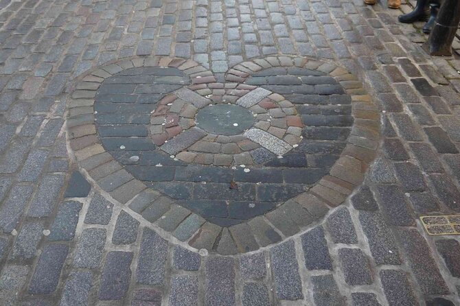 Highlights from the Royal Mile: A Self-Guided Audio Tour - The High Street: religion, royal tragedy, and old punishments