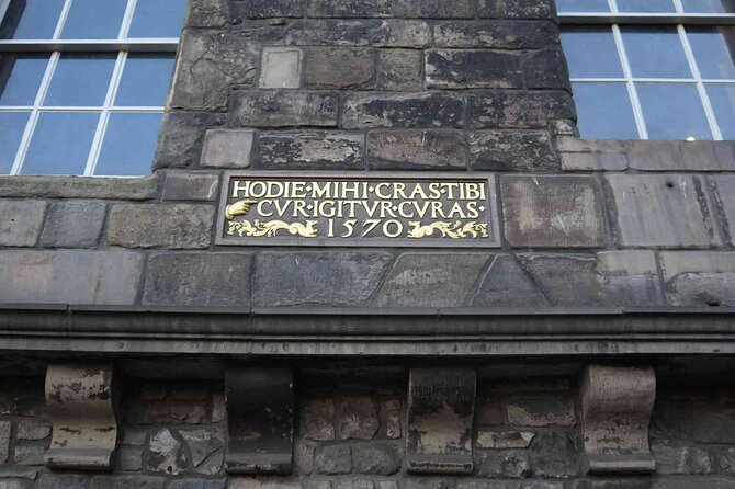 Highlights from the Royal Mile: A Self-Guided Audio Tour - Castlehill and Lawnmarket: witches, crime, and famous names