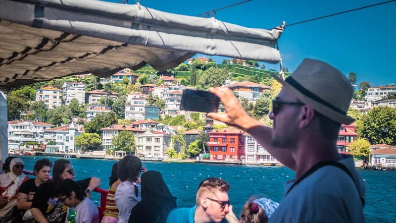 Istanbul: Bosphorus Sightseeing Cruise Tour with Audio Guide - Crossing toward Anadolu Hisarı and Küçüksu