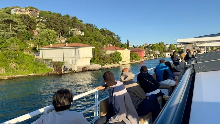 Istanbul: Daytime or Sunset Sightseeing Cruise & Audio Guide - Snacks, drinks, and the dinner upgrade