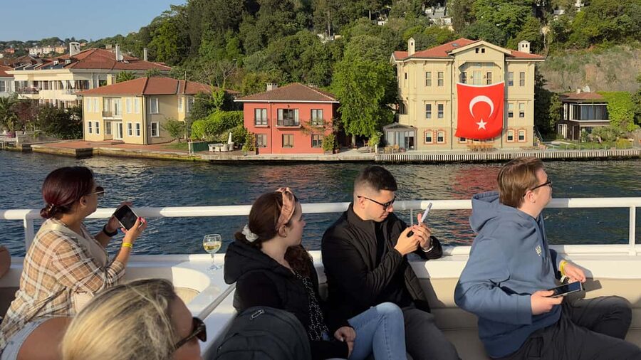 İstanbul: Small-Group Sunset Cruise & Audio Guide w/Snack - Snacks, drinks, and what to expect onboard