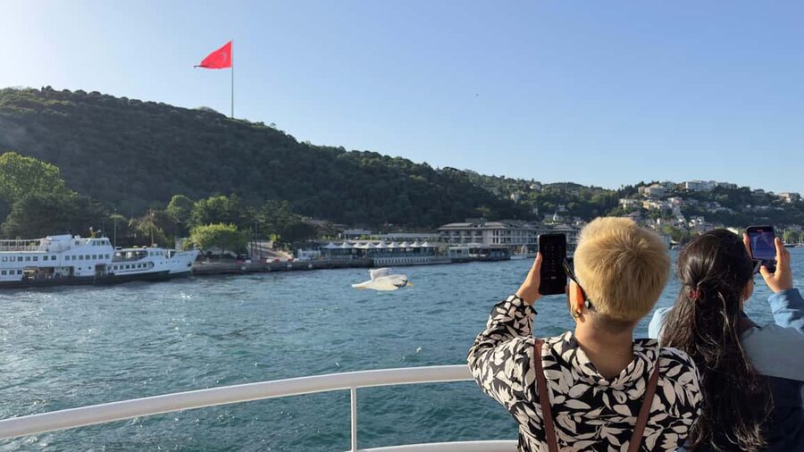 İstanbul: Small-Group Sunset Cruise & Audio Guide w/Snack - Audio guide and the value of the commentary