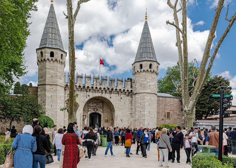 Istanbul: Topkapi Palace and Harem Ticket with Audio Guide - The first courtyards and Ottoman court life