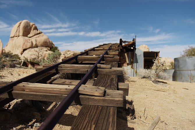 Journey into Joshua Tree On-Demand Audio Tour and Locals Guide - Arch Rock and Heart Rock make a strong pair