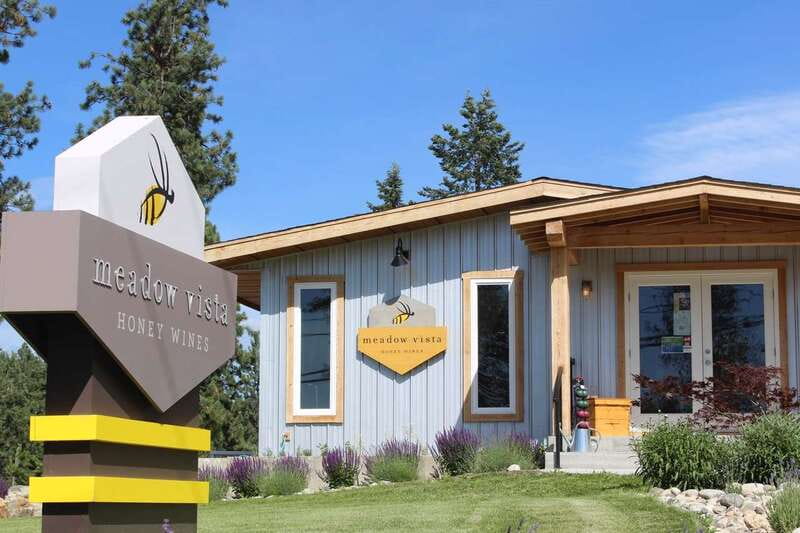 Kelowna: E-Bike Bee Tour w/ Tastings, Lunch, and Audioguide - Meeting the Meadow Vista bees