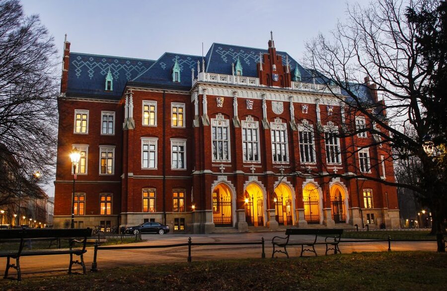 Krakow: Old Town Audio-Guided Walking Tour with Headset - St. Mary’s Basilica and the fratricide legend