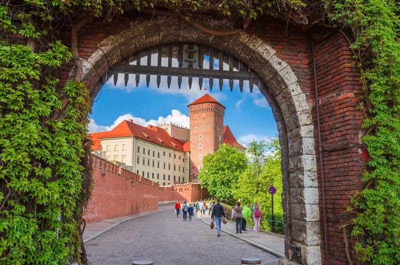 Krakow: Wawel Hill Audioguide Tour - The Main Courtyard, your first major orientation point