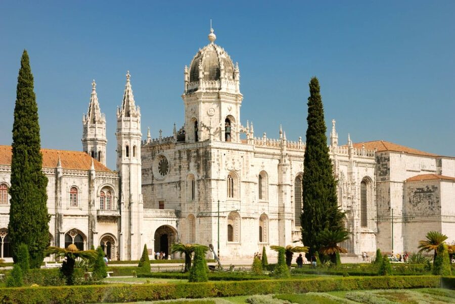 Lisbon: Jerónimos Monastery E-Ticket and Audio Guide - Arriving at Praça do Império