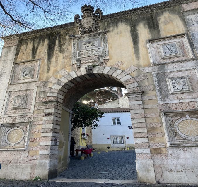 Lisbon: São Jorge Castle E-Ticket and Audio Guide - Peacocks, gardens, and the parts children may enjoy