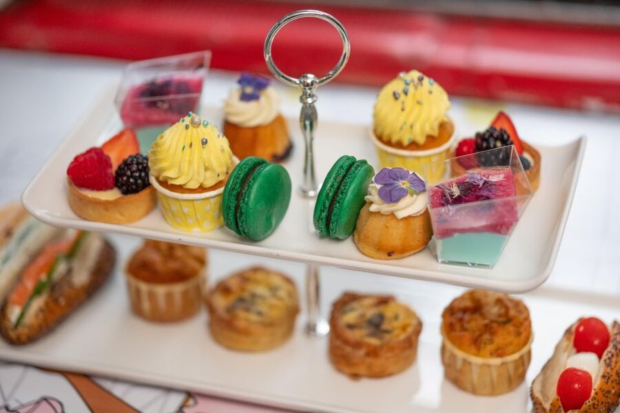 London: Gin and Afternoon Tea Bus Tour with Audio Guide - Key points at a glance