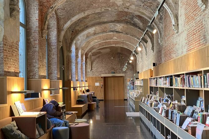 Lost Lanes and Secret Gardens Self Guided Audio Tour - Starting at Schoenmarkt and finding the city’s social center