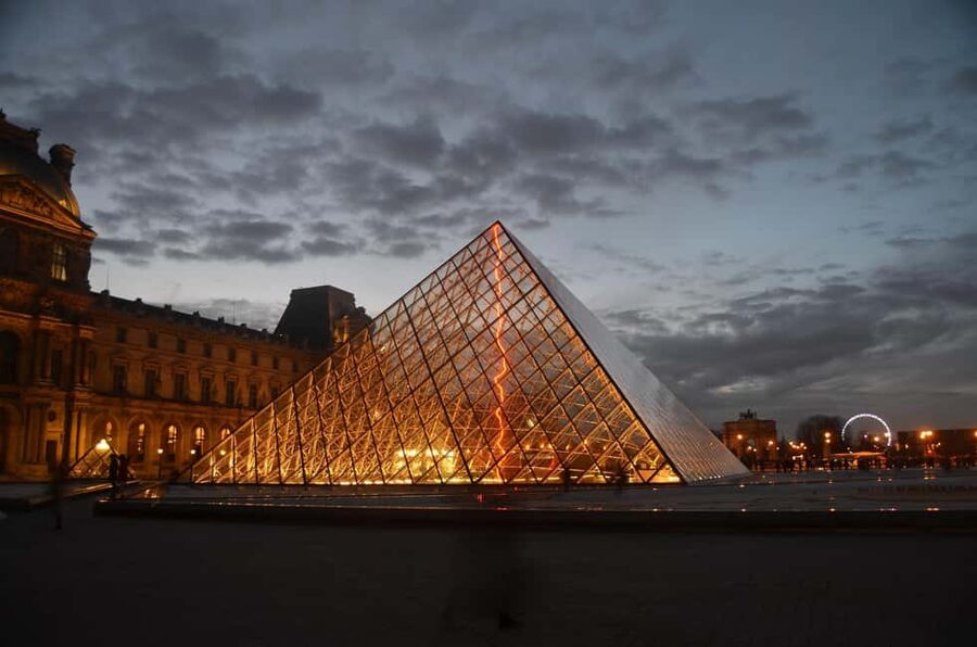 Louvre Museum Timed Entrance Ticket with Audio Guide - Arriving at the Louvre and joining the timed queue