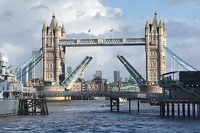 Medieval London: A Self-Guided Audio Tour from Monument to the Tower of London - Reaching the Tower of London from the outside