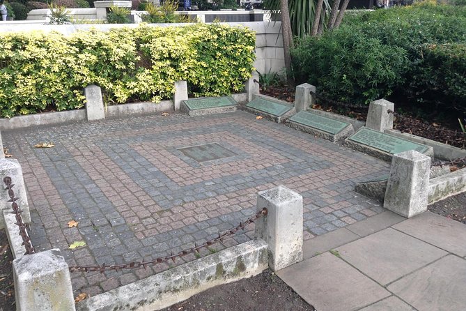 Medieval London: A Self-Guided Audio Tour from Monument to the Tower of London - Tower Hill and the darker side of London’s past