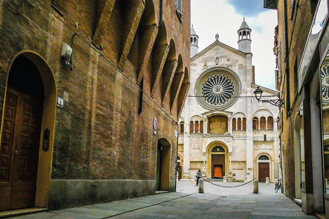 Modena Walking Tour with Audio and Written Guide by a Local - Palazzo Ducale and the limits of independent visits