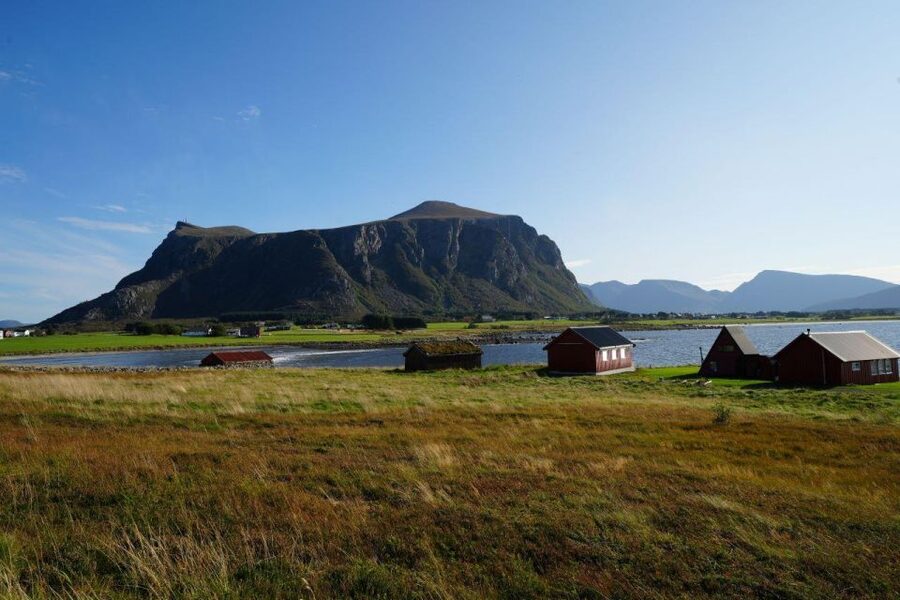 Molde: Atlantic Ocean Road & Varden Audio Guide Bus Tour - Farstadsanden, Elnesvågen, and the coastal return