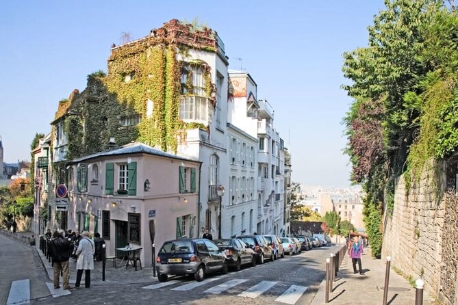Montmartre Paris Walking Tour with Audioguide on Your Smartphone - Place du Tertre and the working artist tradition