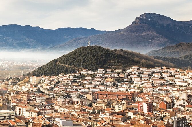 Montsacopa: An audio tour in the Volcano in the Centre of the City - Following the crater trail to two watchtowers