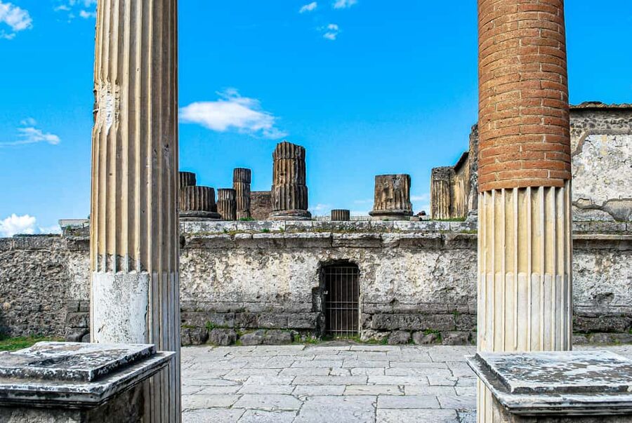 Naples:Pompeii SkiptheLine Ticket audioguide Round-Trip Bus - Meeting the bus in Naples