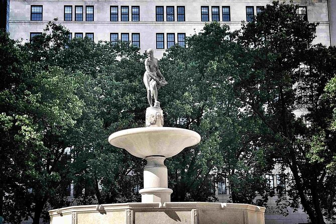 New York’s Iconic Central Park: A Self-Guided Audio Tour - The Great Zoo Escape and Balto’s real identity