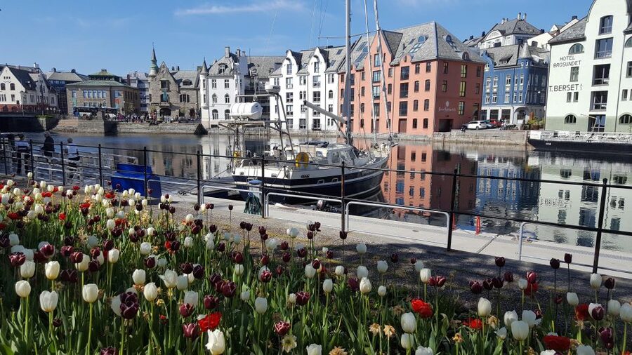 Norwegian Coastal Cities: Smartphone Audio Guide App - Tromsø and the age of polar exploration