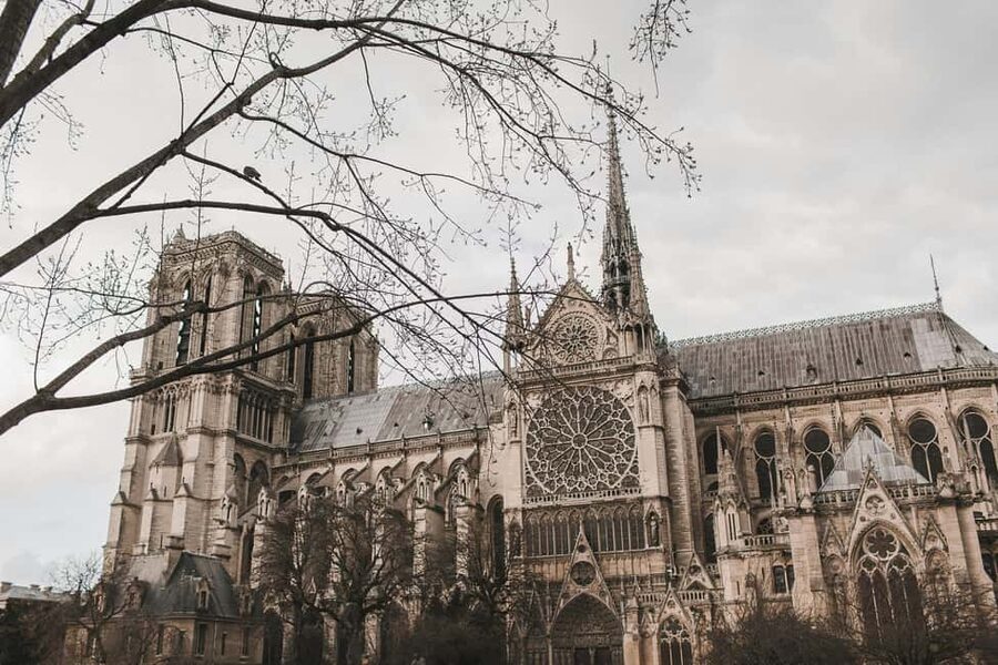 Notre-Dame Tour with Host or AudioGuide + Optional Cruise - Meeting the host beside Notre-Dame