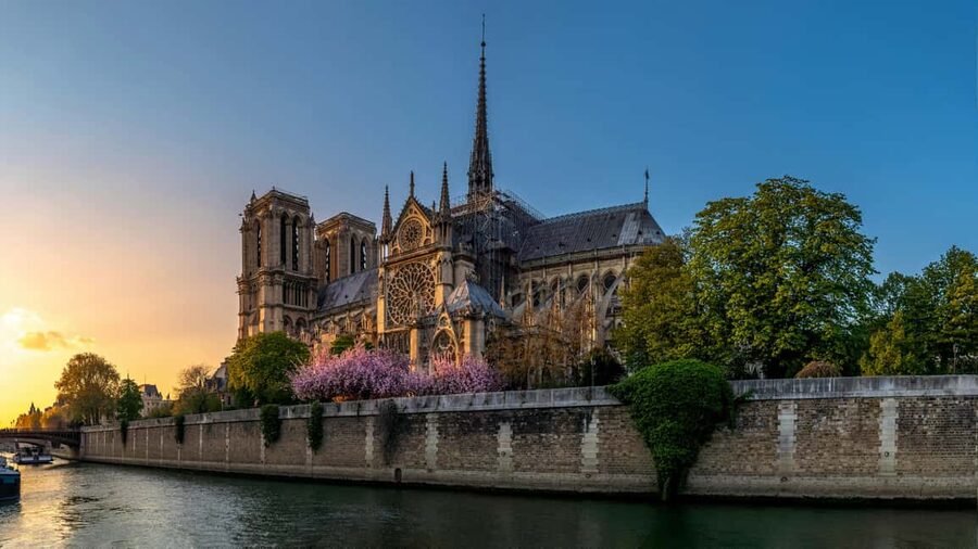 Notre-Dame Tour with Host or AudioGuide + Optional Cruise - Why the $35 price needs careful thought