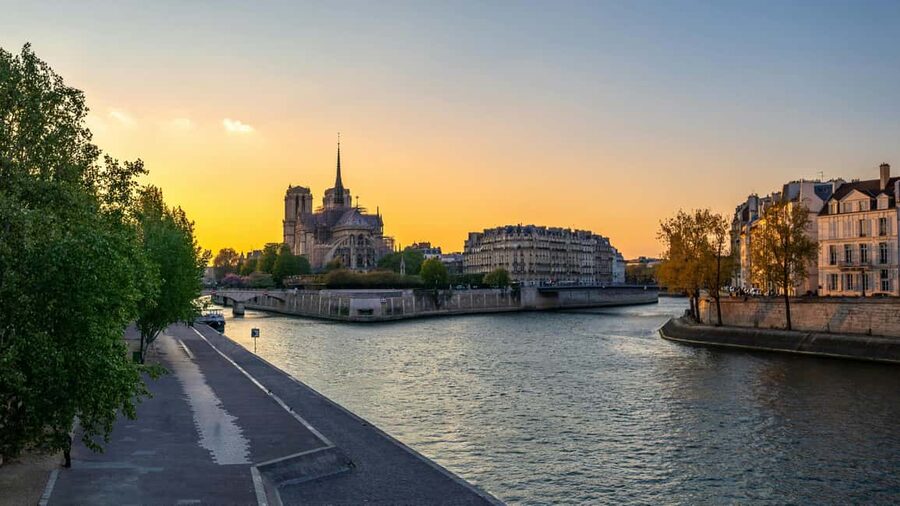 Notre-Dame Tour with Host or AudioGuide + Optional Cruise - Timing, queues, and the one-hour limit