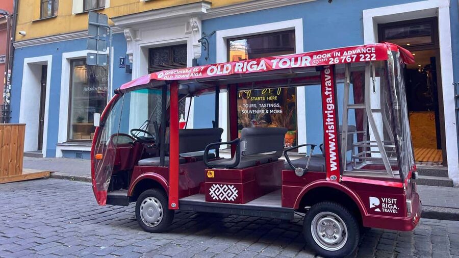 Old Riga Heated E-Bus Tour with Audio Guide & Mulled Wine - Heated seating, blankets, and winter comfort