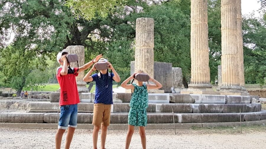Olympia: The Famous VR Glasses Tour with Audio Guide - Picking up the glasses in Olympia