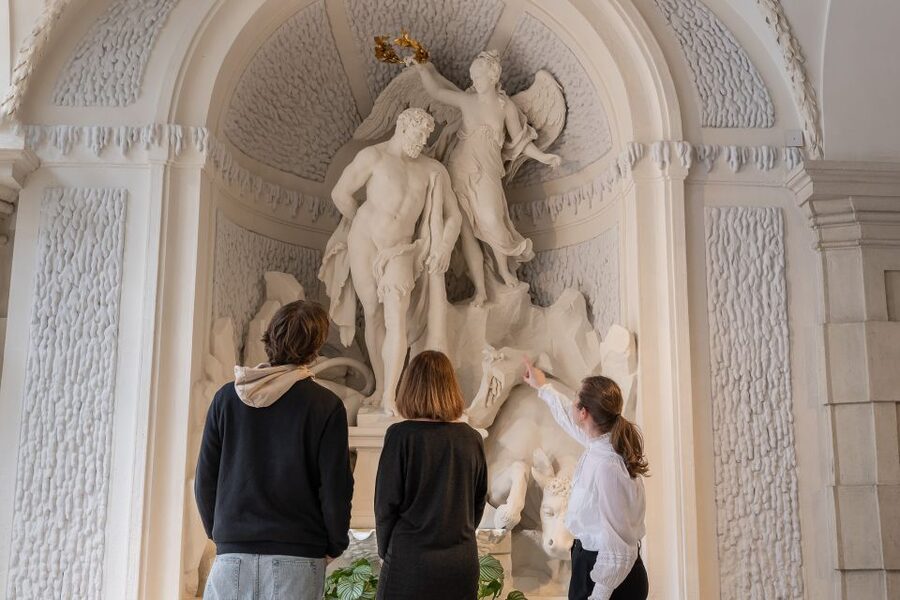 Palais Lobkowitz Audio Guide Tour - Entering a Viennese city palace