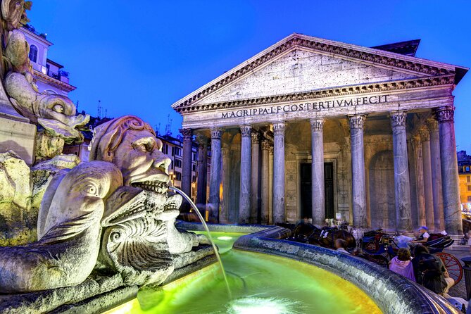 Pantheon in Rome Walking Tour with Audioguide on Your Smartphone - Looking up at the dome and open oculus