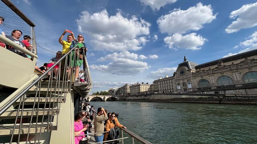 Paris: Illuminations River Cruise with Audio Commentary - Is $20 good value?