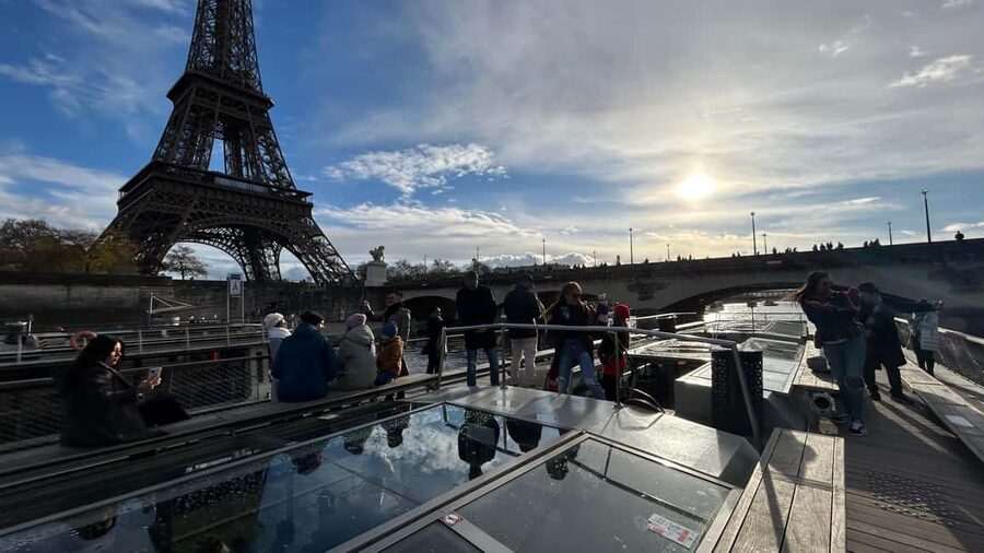Paris: Illuminations River Cruise with Audio Commentary - Audio commentary and the smartphone app