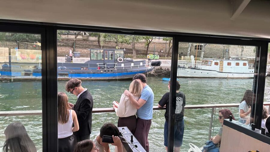 Paris: Illuminations River Cruise with Audio Commentary - What the boat is like for sightseeing