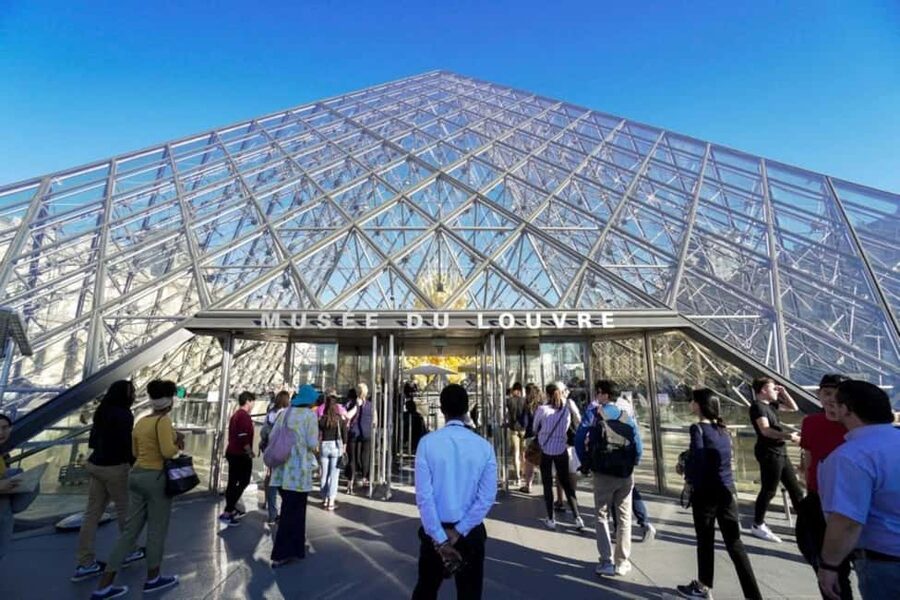 Paris: Louvre Museum Hosted Entry and Mona Lisa Audioguide - Going straight to the Mona Lisa