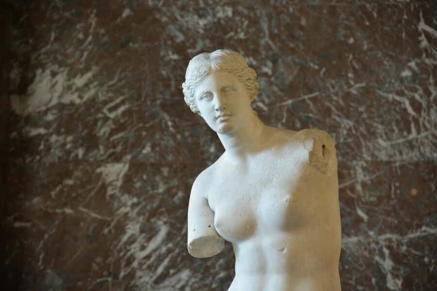 Paris: Louvre Museum Hosted Entry & Masterpieces Audio Guide - What the $81 Louvre experience actually includes