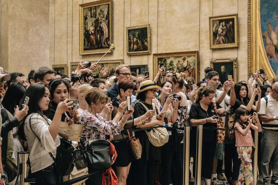 Paris: Louvre Museum Hosted Entry & Masterpieces Audio Guide - Meeting the host on Rue de Rivoli
