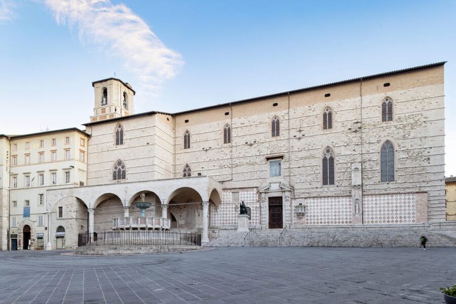 Perugia: San Lorenzo Cathedral Audioguide Tour - Finding the cathedral cloister in Piazza IV Novembre