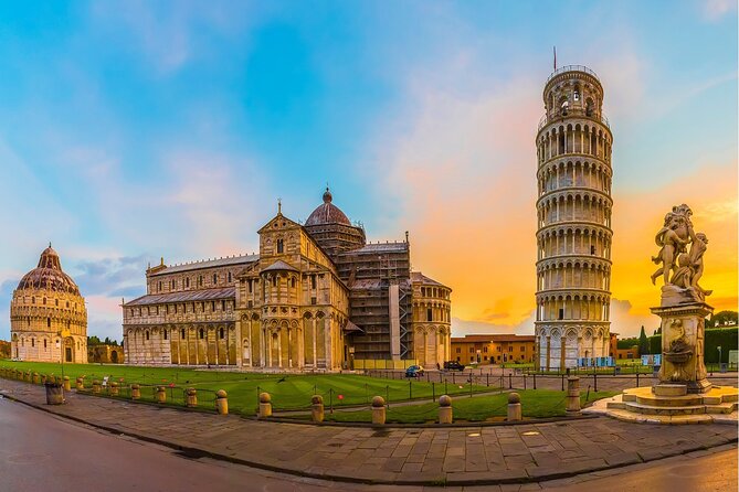 Pisa: Timed Entrance to Leaning Tower & Cathedral with AudioGuide - Arriving at the Leaning Tower with the right ticket